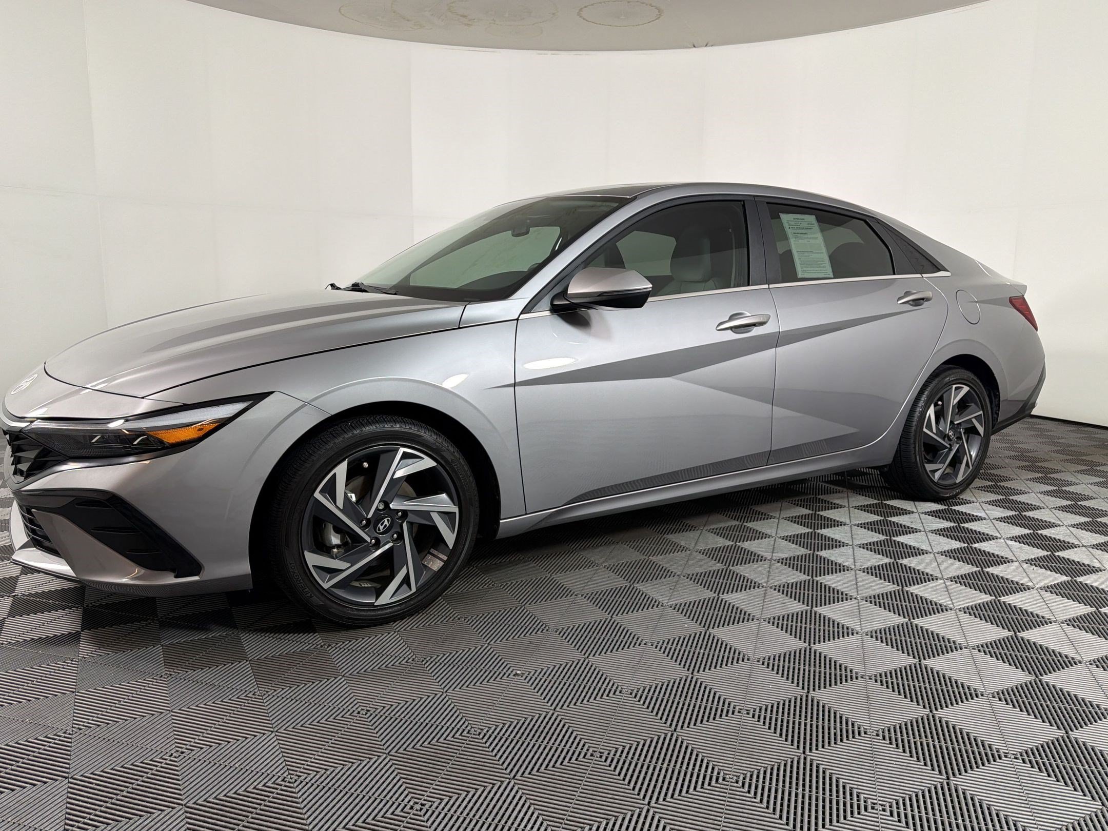 Used 2025 Hyundai Elantra Limited FWD image 25