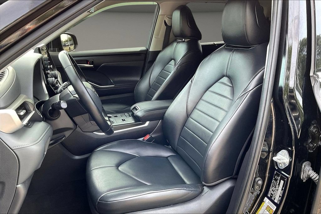 Used 2022 Toyota Highlander XLE FWD image 23