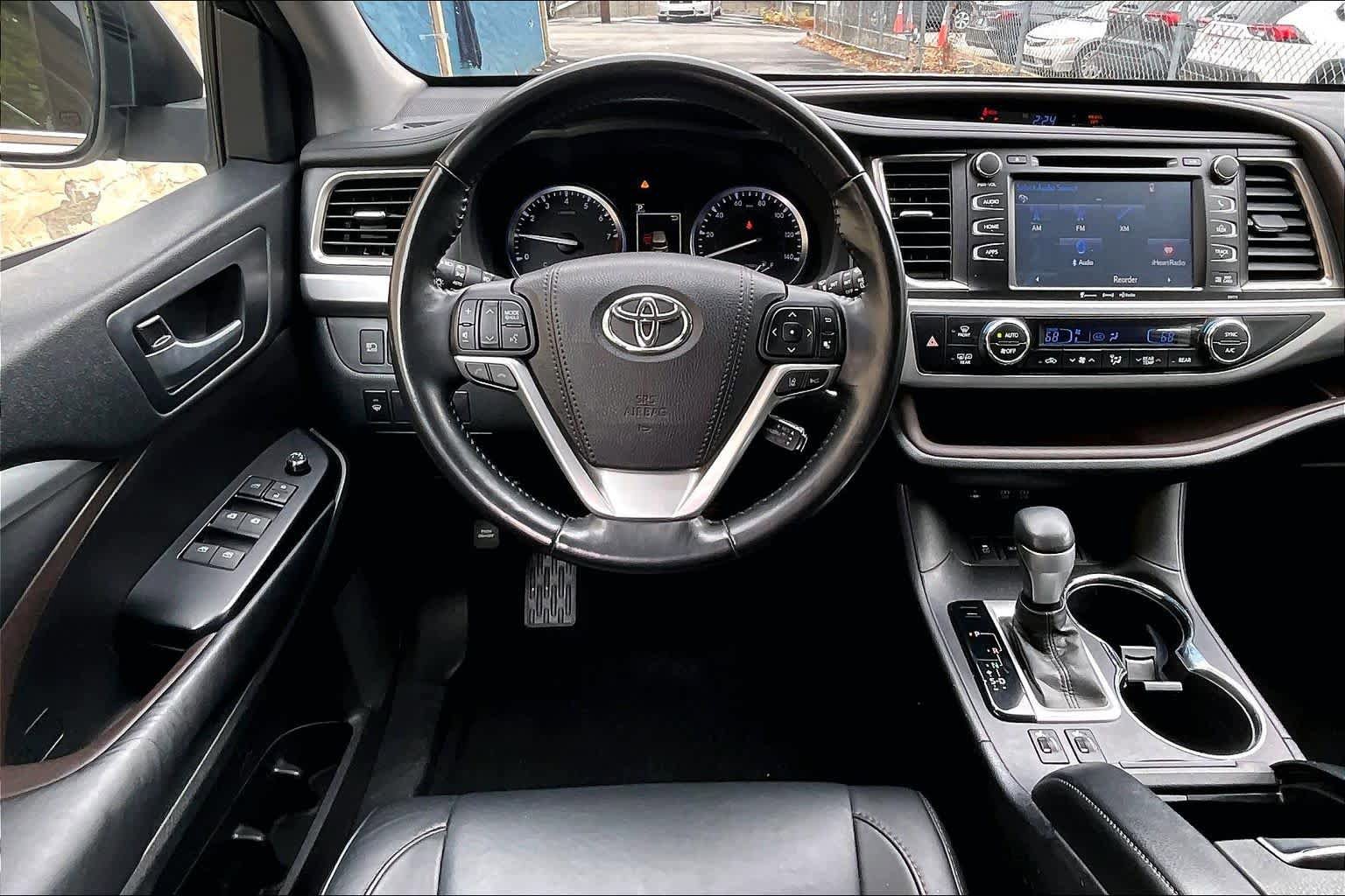 Used 2017 Toyota Highlander XLE AWD/4WD image 6
