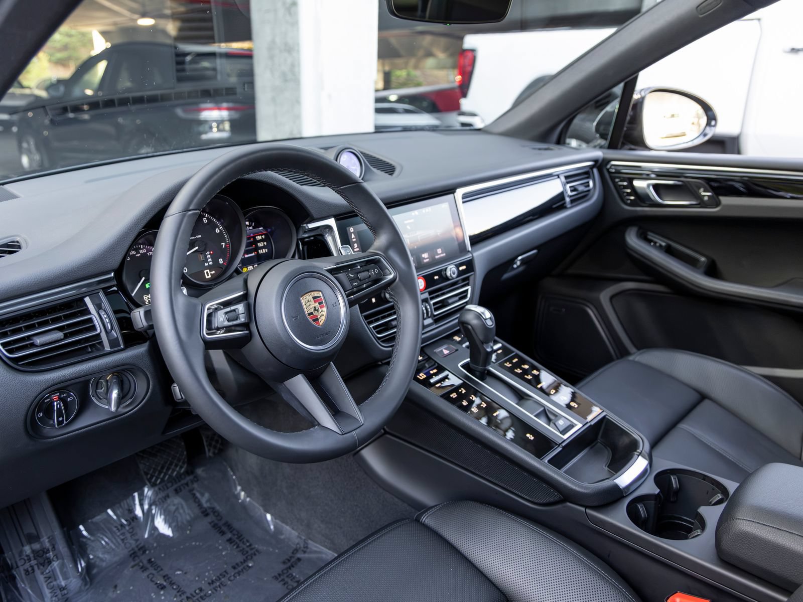 Certified 2026 Porsche Macan AWD/4WD image 4