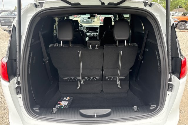 New 2027 Chrysler Pacifica LX FWD image 12