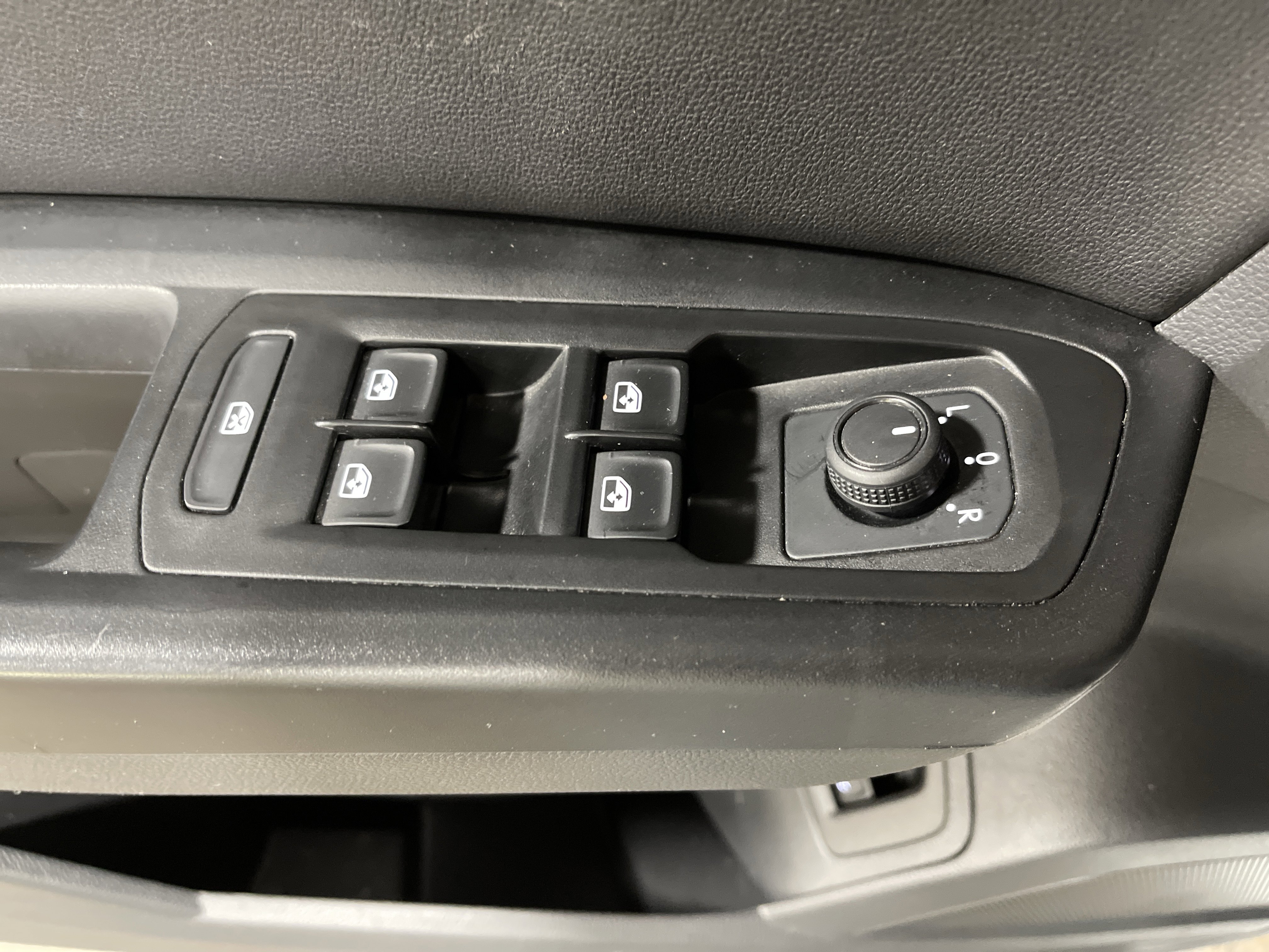 Used 2020 Volkswagen Atlas Cross Sport SE w/ Panoramic Sunroof Package image 10