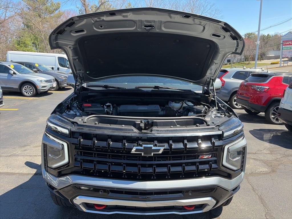 Used 2025 Chevrolet Suburban Z71 image 8