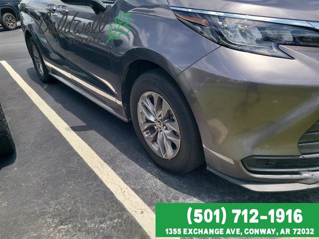 Used 2024 Toyota Sienna LE FWD image 4