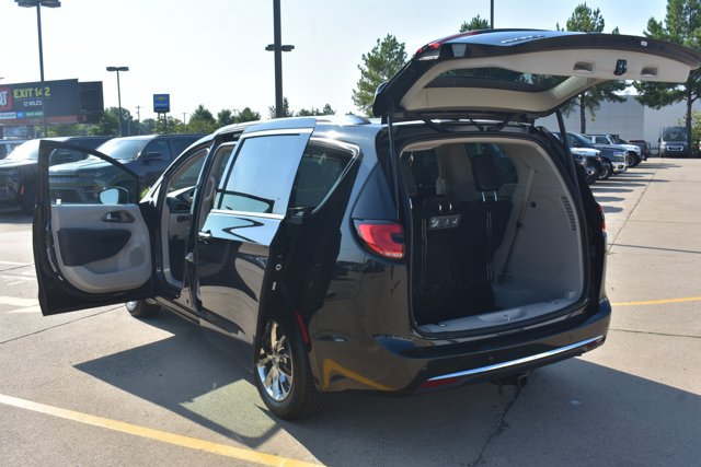 Used 2021 Chrysler Pacifica Touring-L AWD/4WD image 16