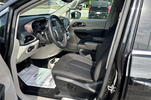 Used 2023 Chrysler Voyager LX FWD image 9