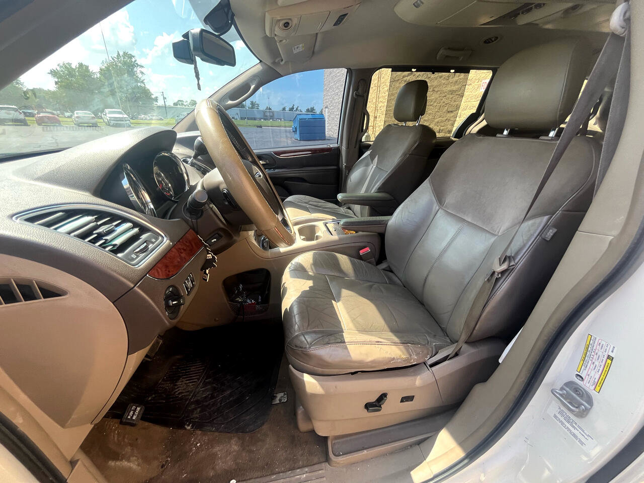 Used 2011 Chrysler Town & Country Limited image 10