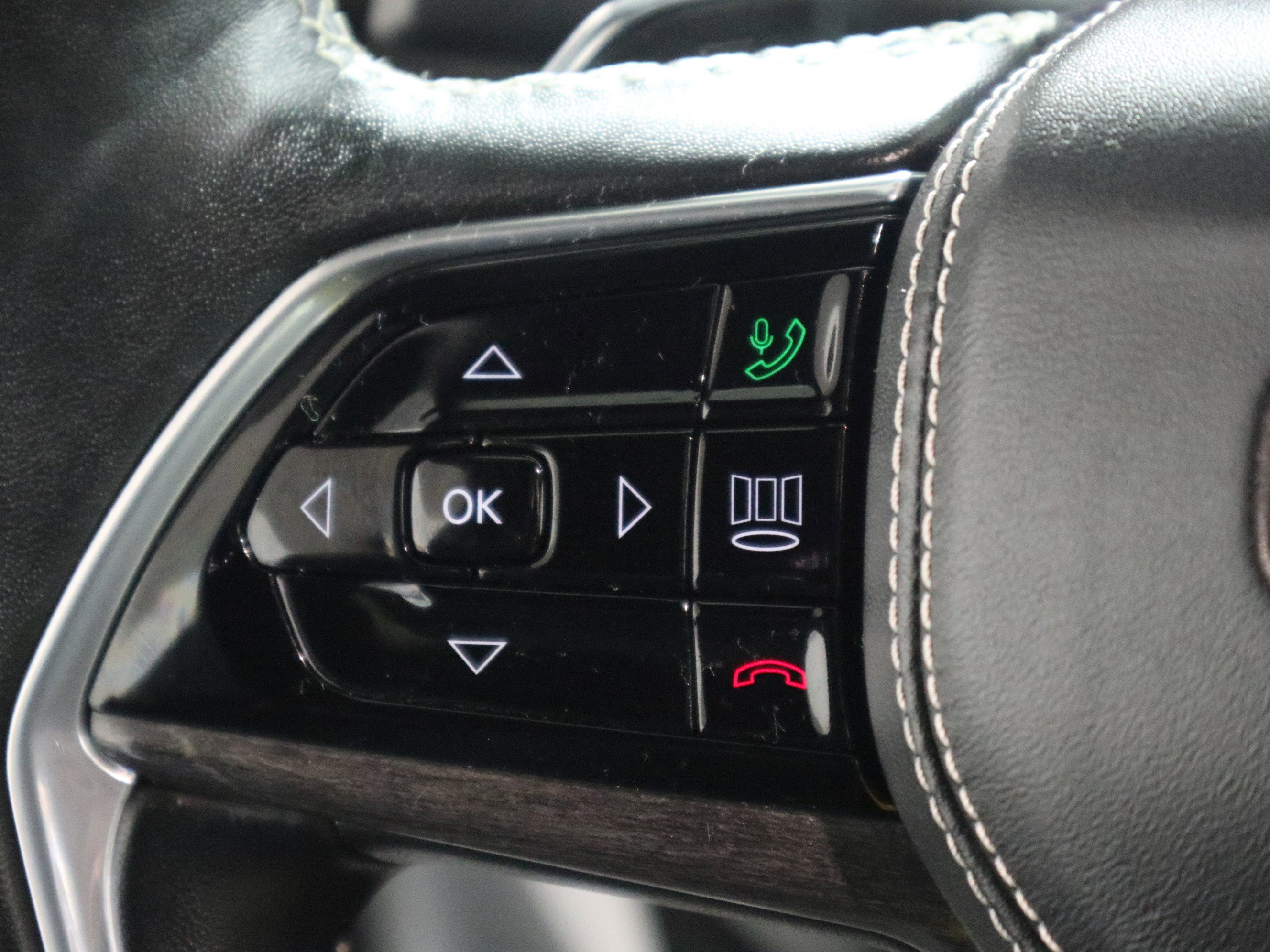 Certified 2022 Jeep Grand Cherokee Overland w/ Luxury Tech Group IV image 28