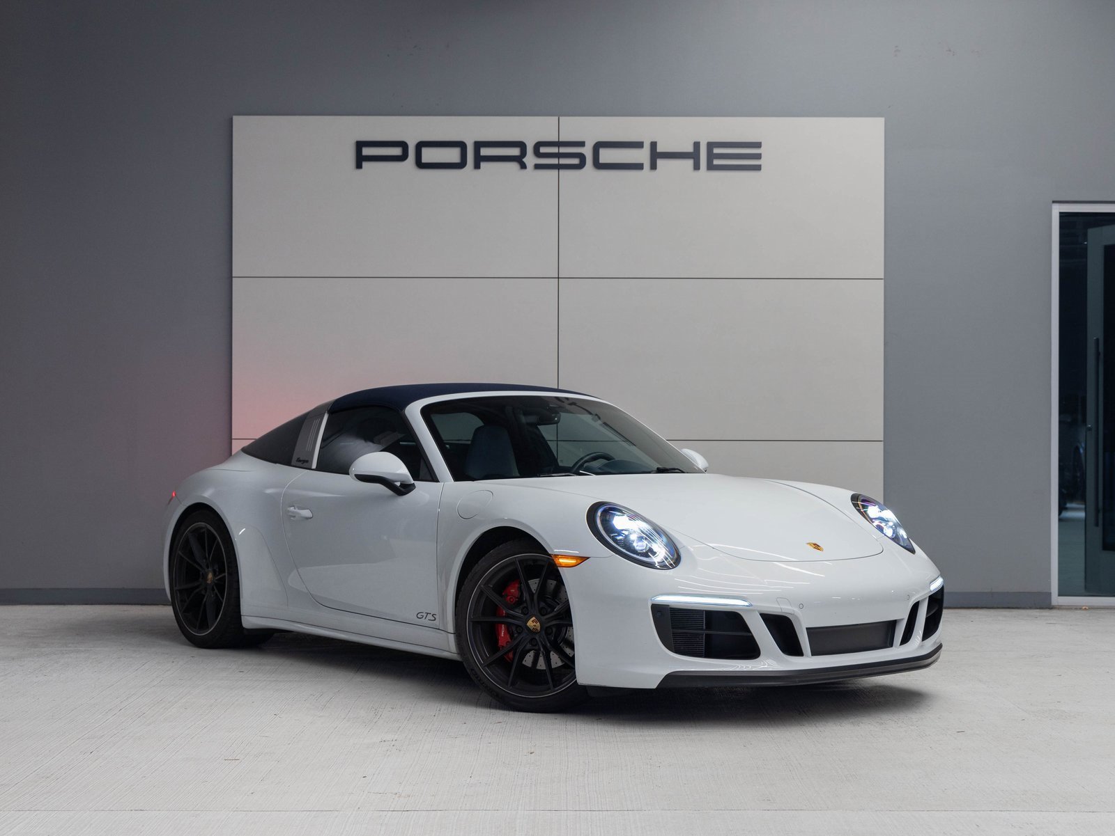 Used 2019 Porsche 911 Targa 4 GTS image 11