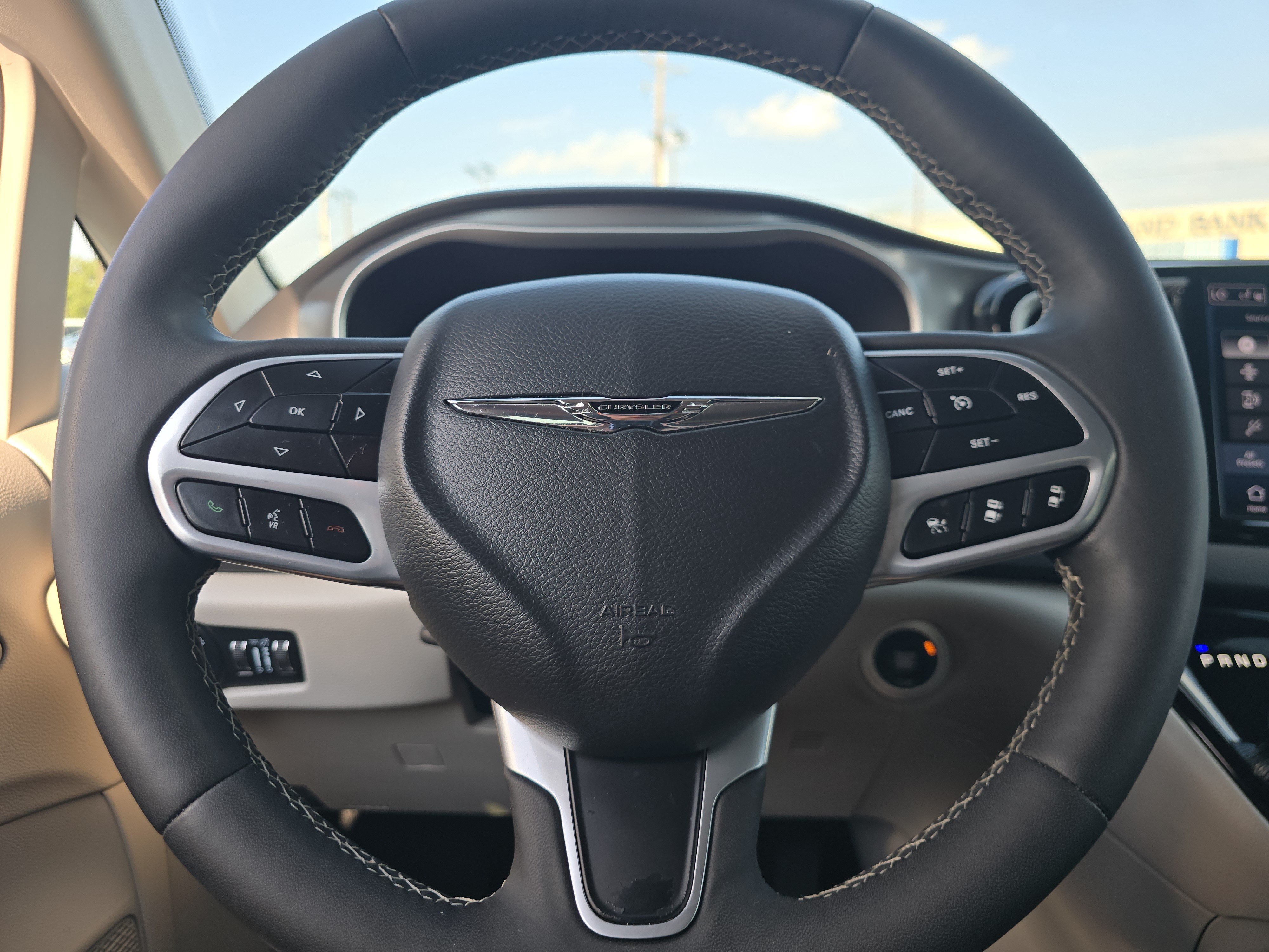Used 2024 Chrysler Pacifica Touring-L FWD image 21