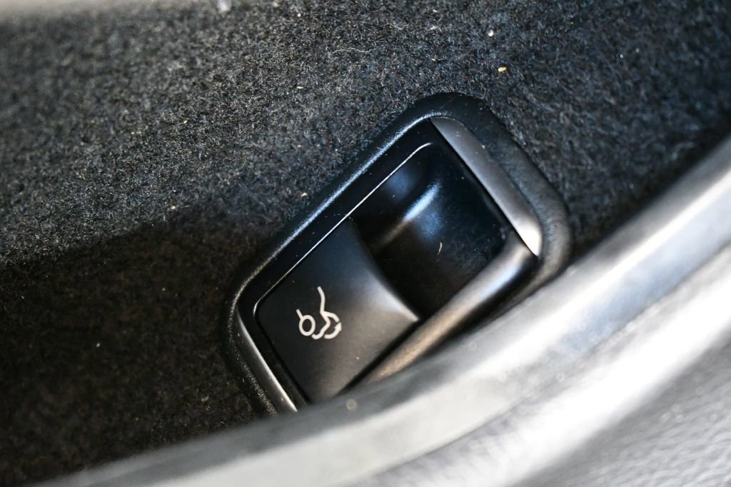 Used 2015 Mercedes-Benz E 400 4MATIC Coupe image 22