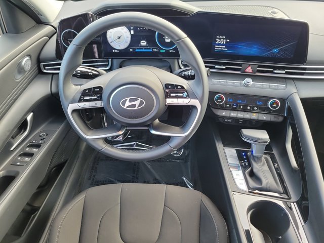 Certified 2025 Hyundai Elantra SEL image 13