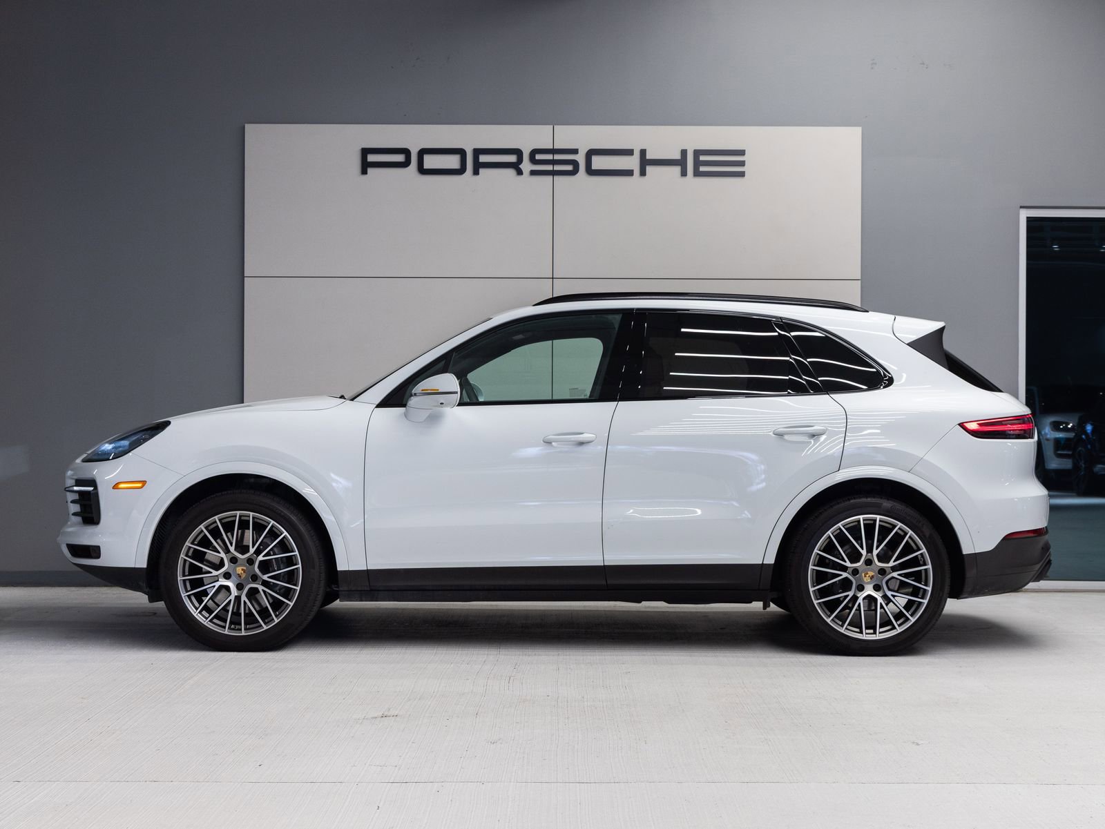 Certified 2023 Porsche Cayenne Platinum Edition AWD/4WD image 2