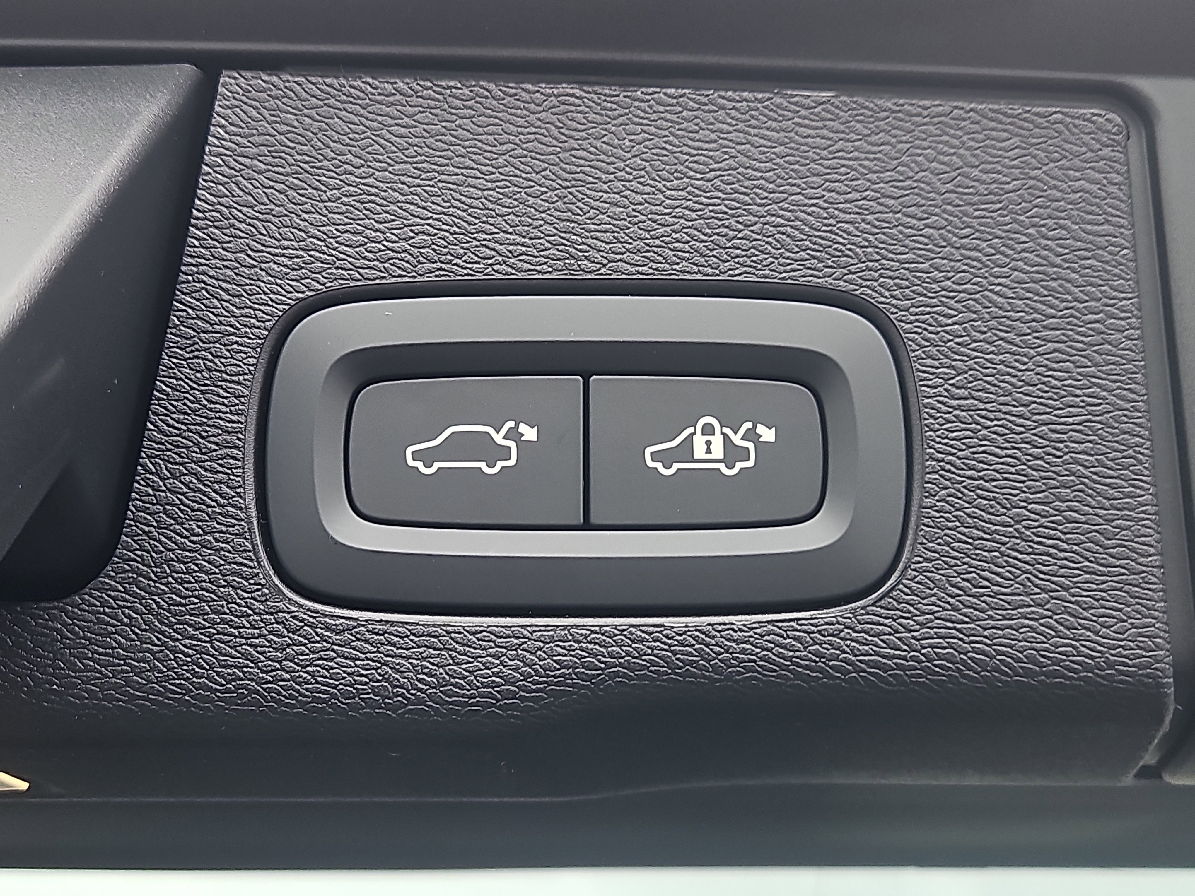 New 2026 Volvo XC60 T8 Ultra w/ Protection Package Premier image 14