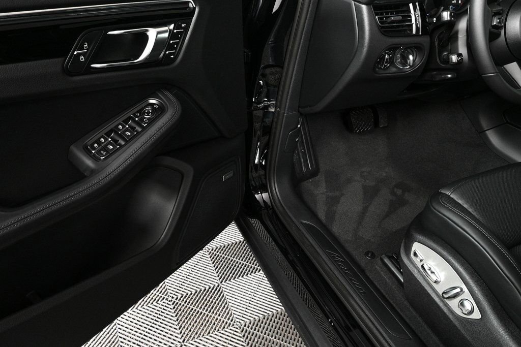 Certified 2026 Porsche Macan AWD/4WD image 8