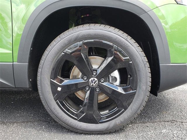 New 2025 Volkswagen Taos SE image 12