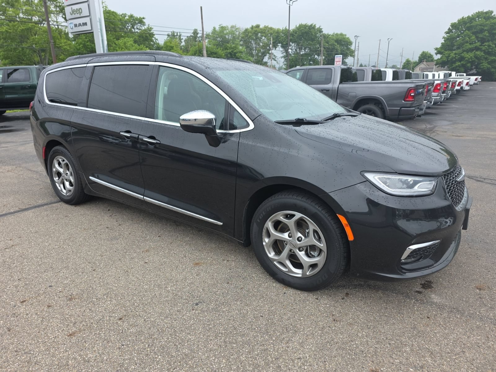 Used 2023 Chrysler Pacifica Limited FWD image 1