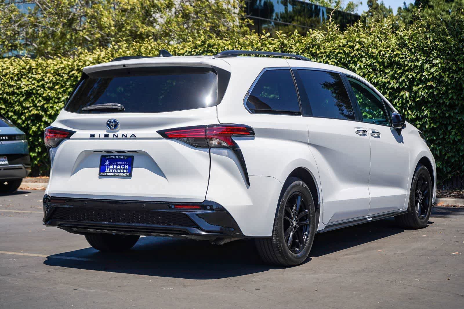 Used 2022 Toyota Sienna XSE w/ XSE Plus Package AWD/4WD image 6