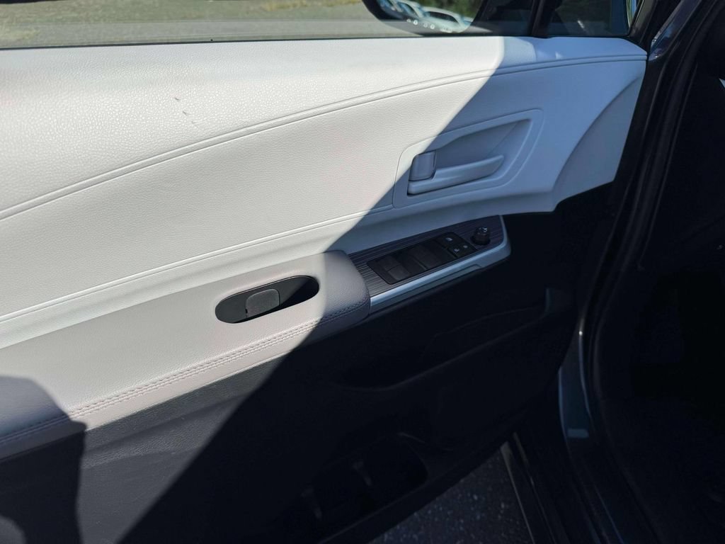 Used 2025 Toyota Sienna LE AWD/4WD image 17