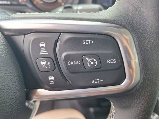 Used 2025 Jeep Wrangler Unlimited Sahara AWD/4WD image 22