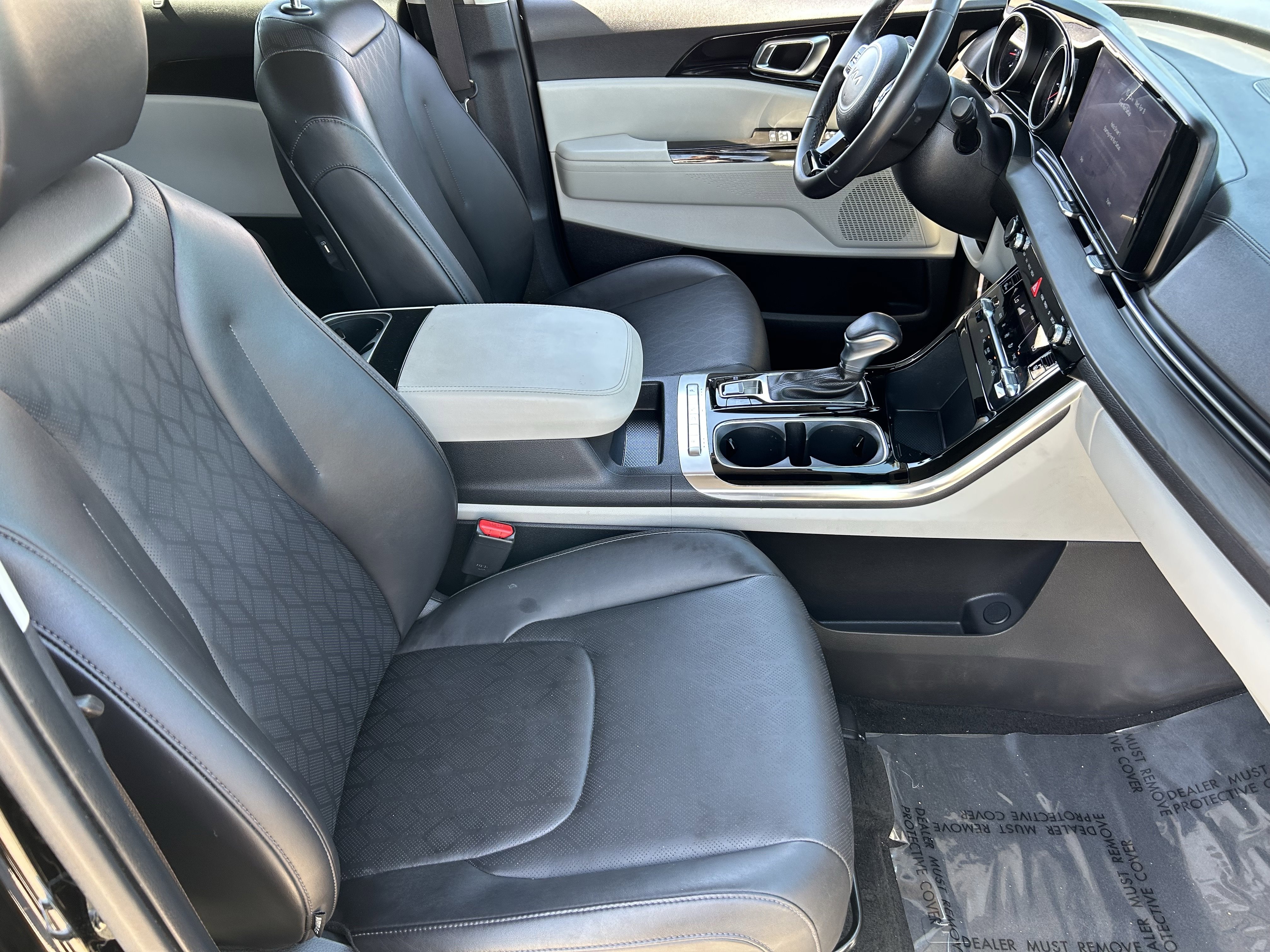 Used 2024 Kia Carnival EX image 10