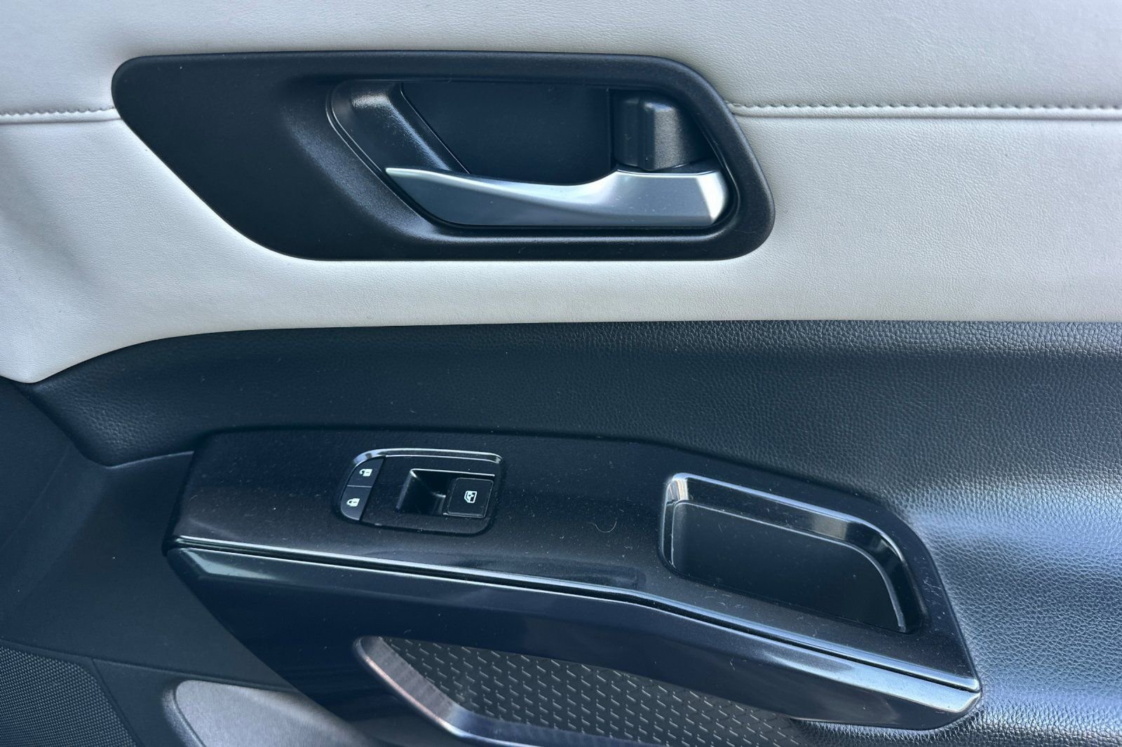 Used 2022 Nissan Pathfinder SV w/ SV Black Package image 23