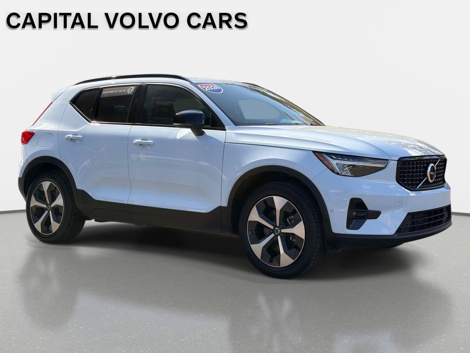 Used 2024 Volvo XC40 B5 Plus AWD/4WD image 3