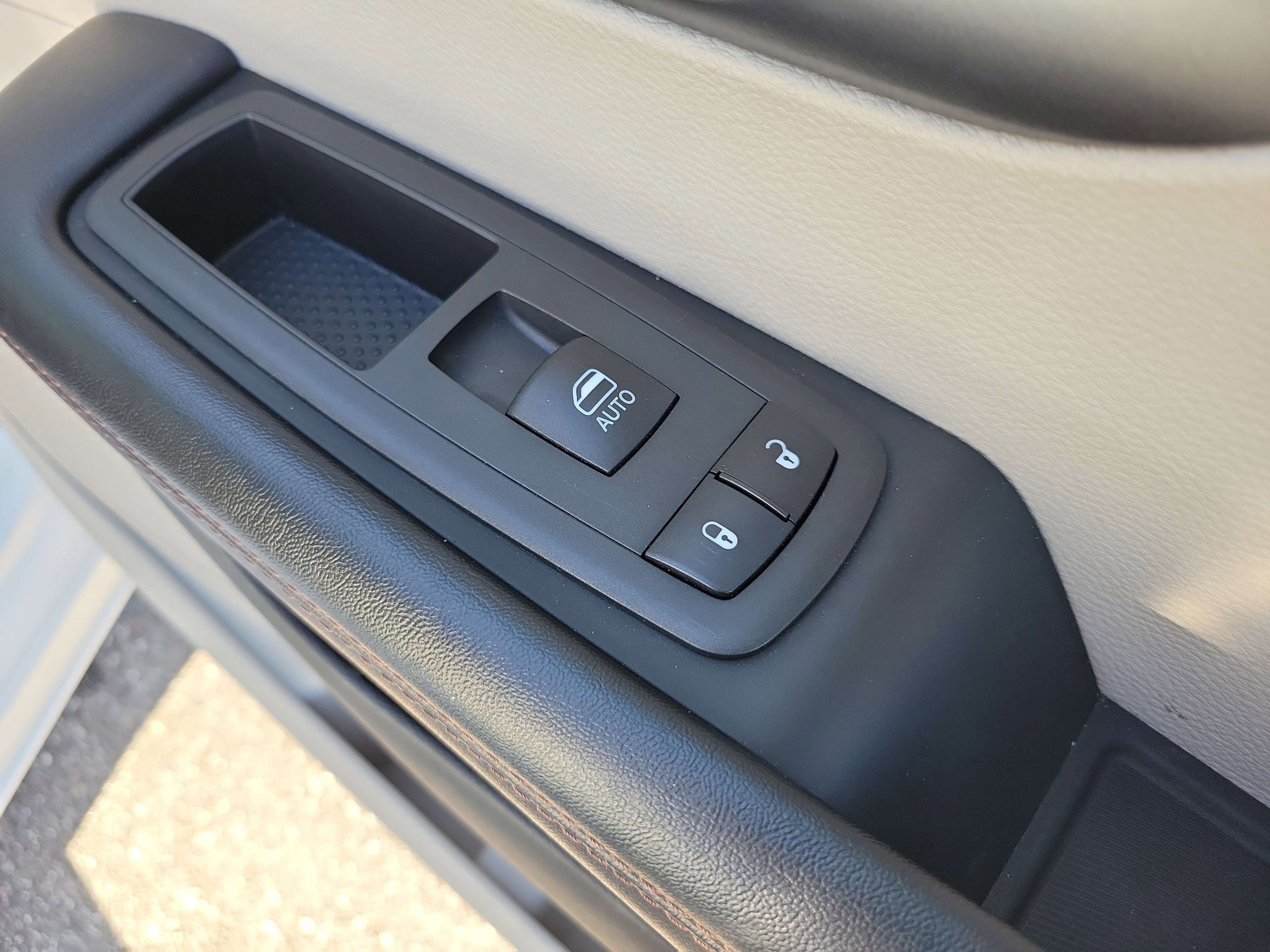 Used 2020 Chrysler Pacifica Touring w/ Cold Weather Group FWD image 11