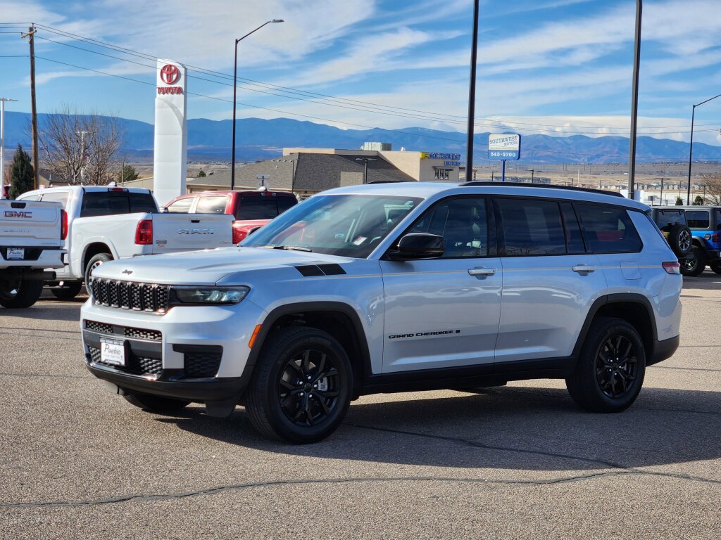 Used 2024 Jeep Grand Cherokee L Laredo image 5