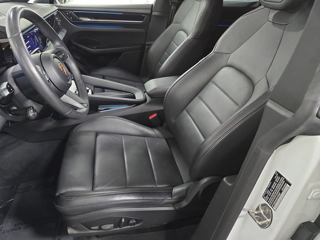 Certified 2025 Porsche Macan Electric image 5