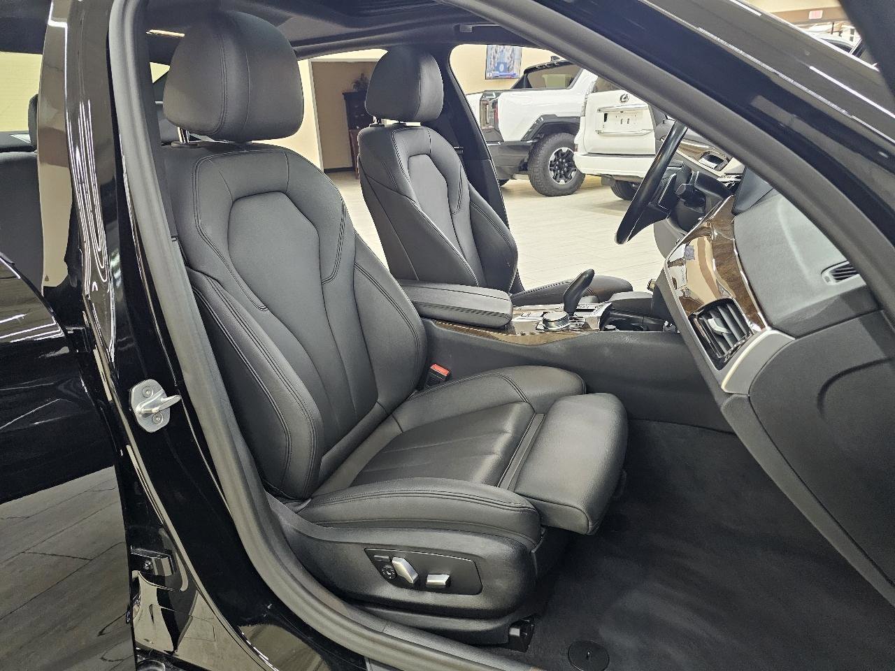 Used 2020 BMW 530i w/ Convenience Package RWD image 21