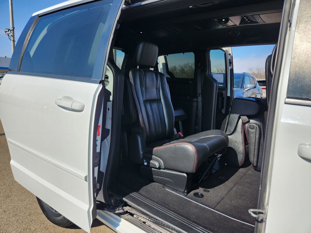 Used 2017 Dodge Grand Caravan GT image 40