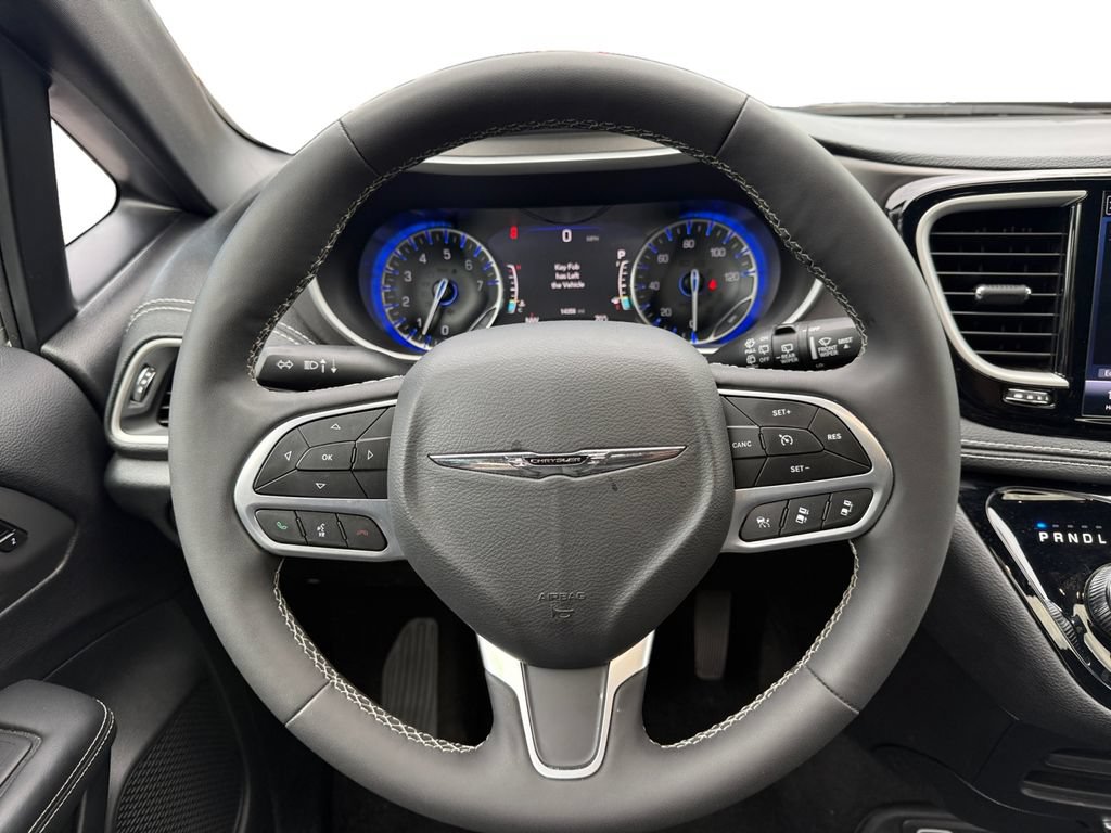Used 2025 Chrysler Pacifica Select AWD/4WD image 12