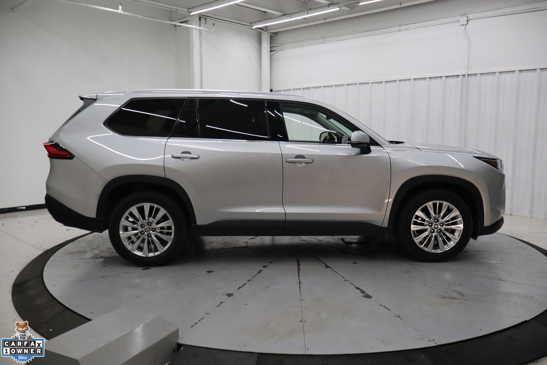Used 2024 Toyota Grand Highlander Platinum image 2
