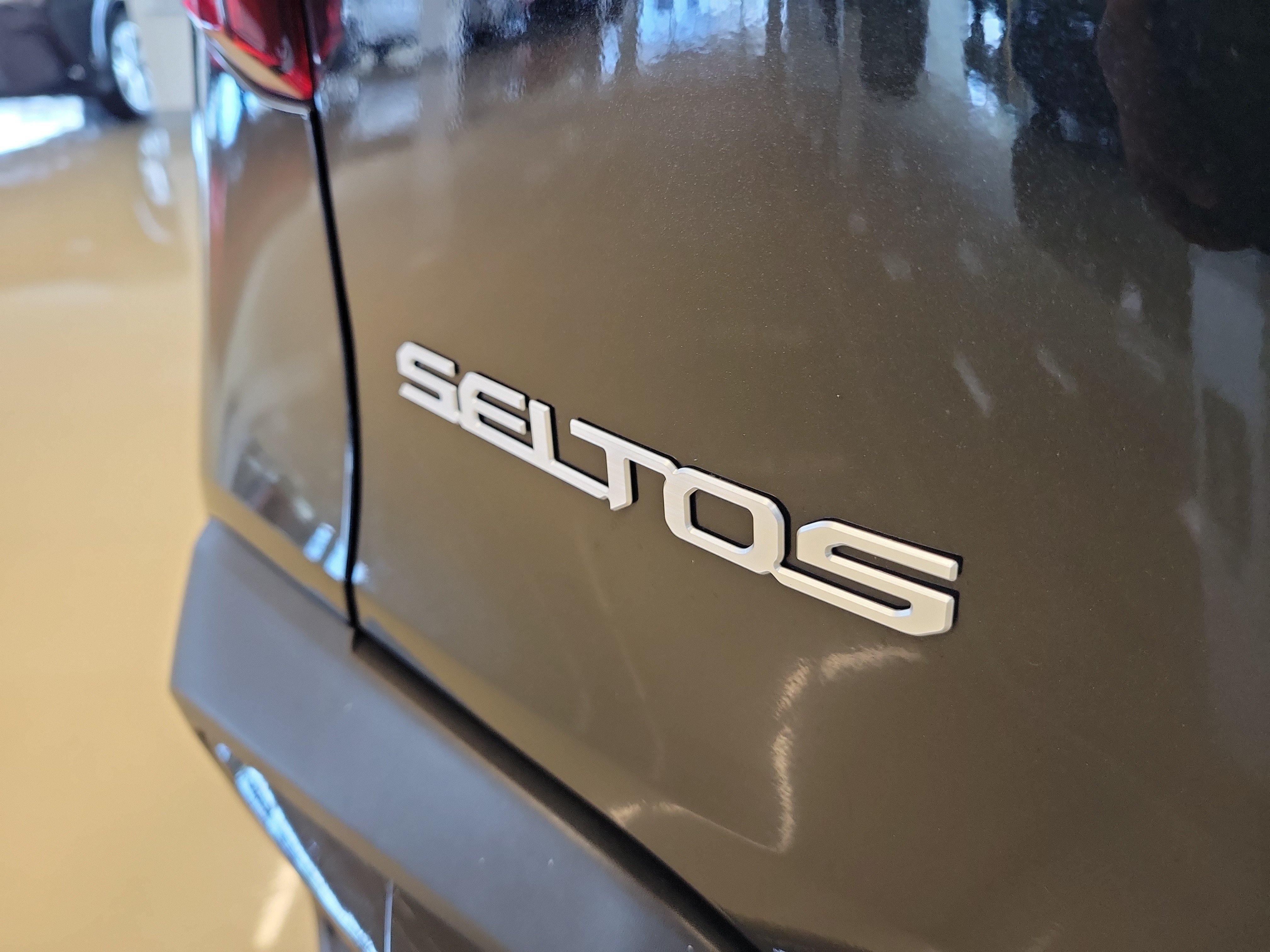 Used 2024 Kia Seltos EX FWD image 11