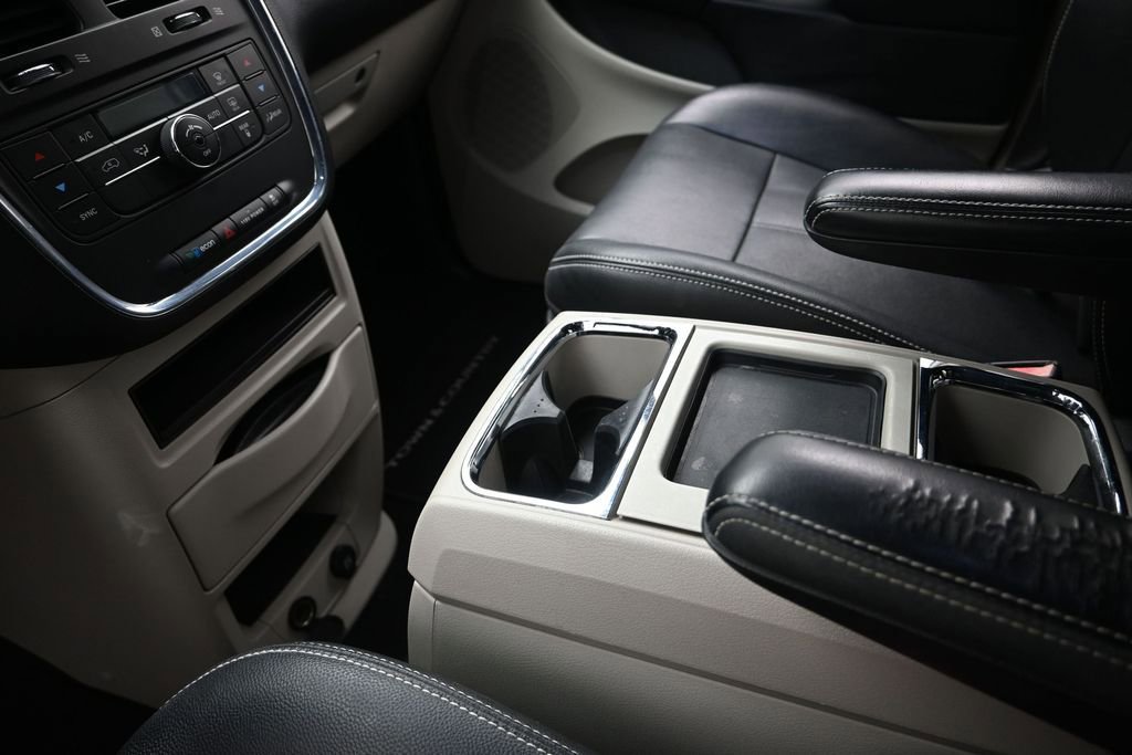 Used 2016 Chrysler Town & Country Touring FWD image 16