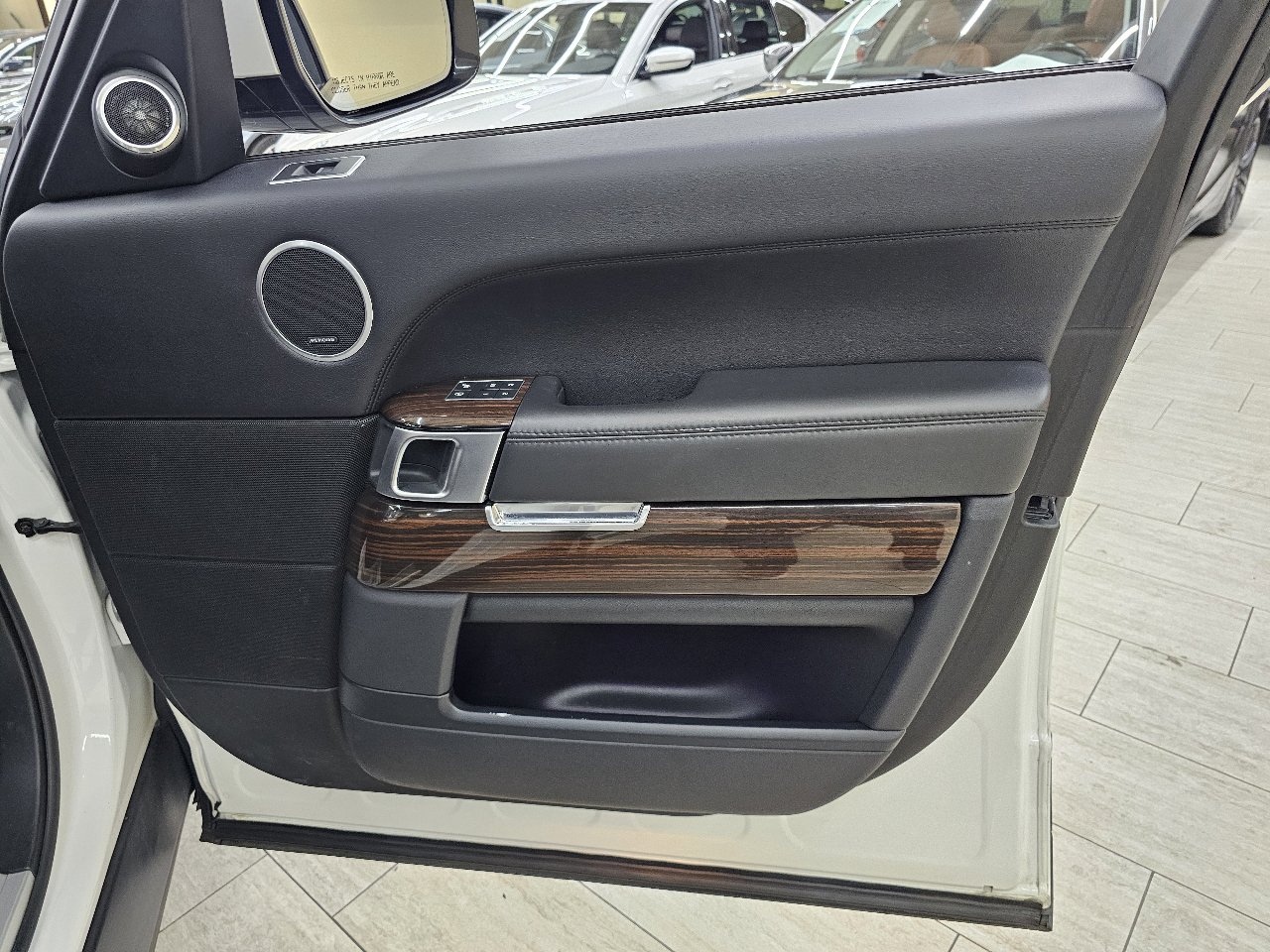 Used 2017 Land Rover Range Rover HSE image 39