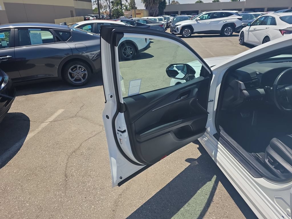 Used 2025 Toyota Camry SE FWD image 11