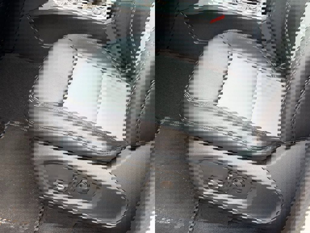 Certified 2022 Ford Explorer XLT w/ Equipment Group 202A image 26