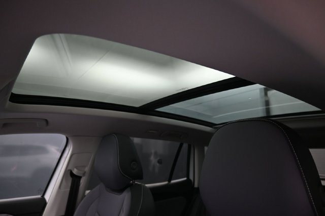 Certified 2026 Volkswagen Tiguan SE w/ Panoramic Sunroof Package AWD/4WD image 24