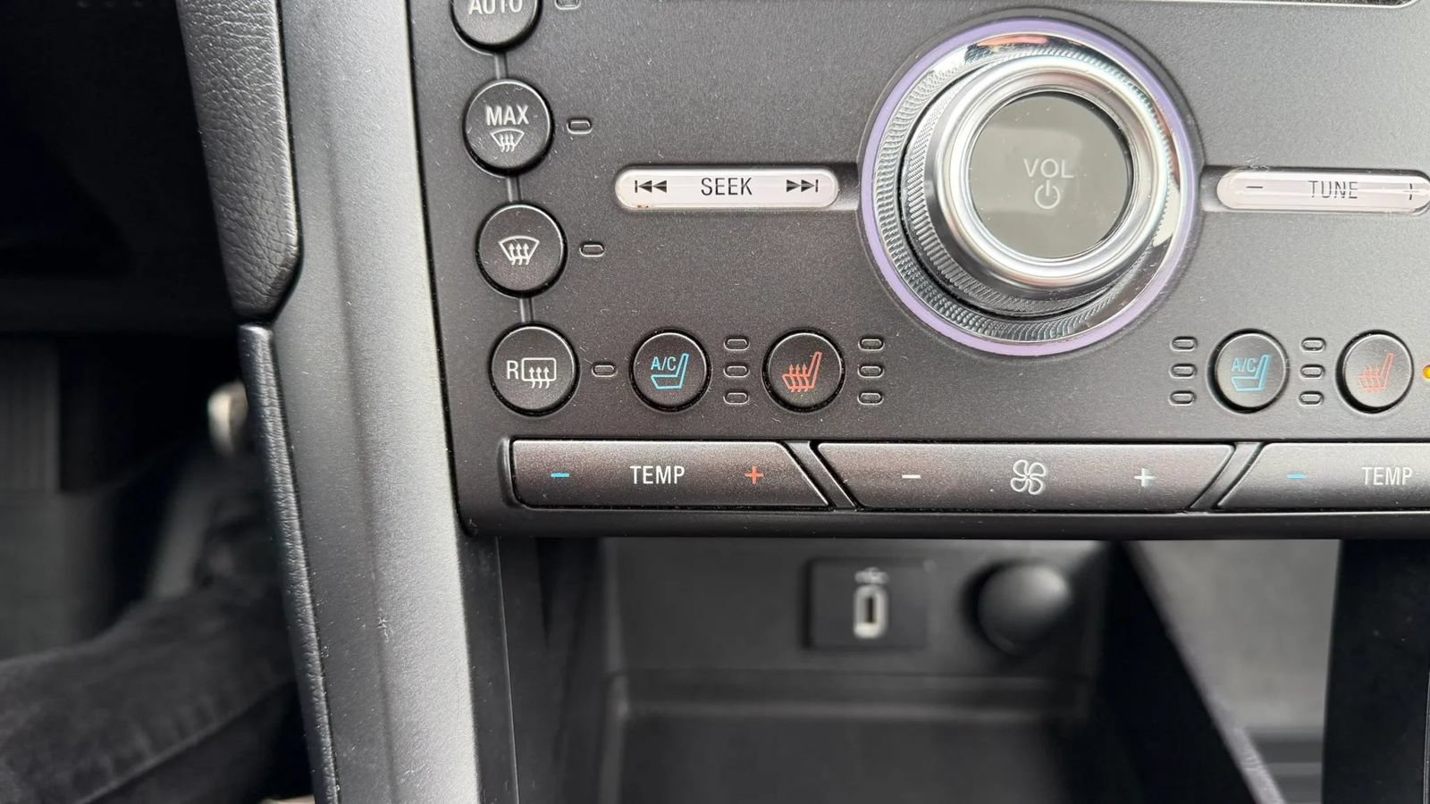 Used 2017 Ford Fusion Energi Titanium FWD image 19