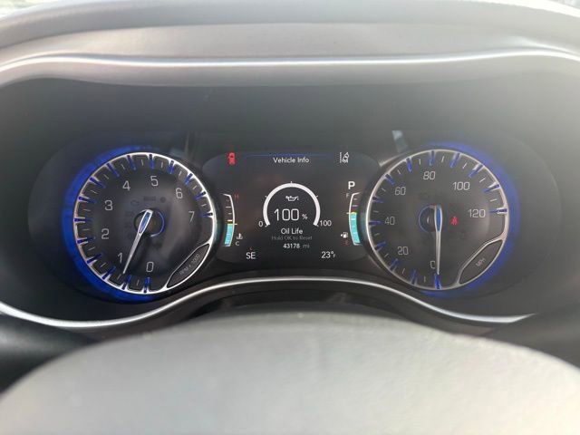 Used 2024 Chrysler Pacifica Touring-L image 14