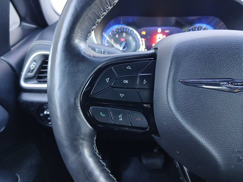 Used 2021 Chrysler Pacifica Touring-L w/ Uconnect Theater Family Group FWD image 11