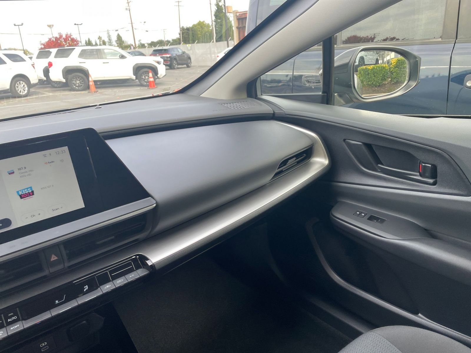 Used 2025 Toyota Prius LE image 34