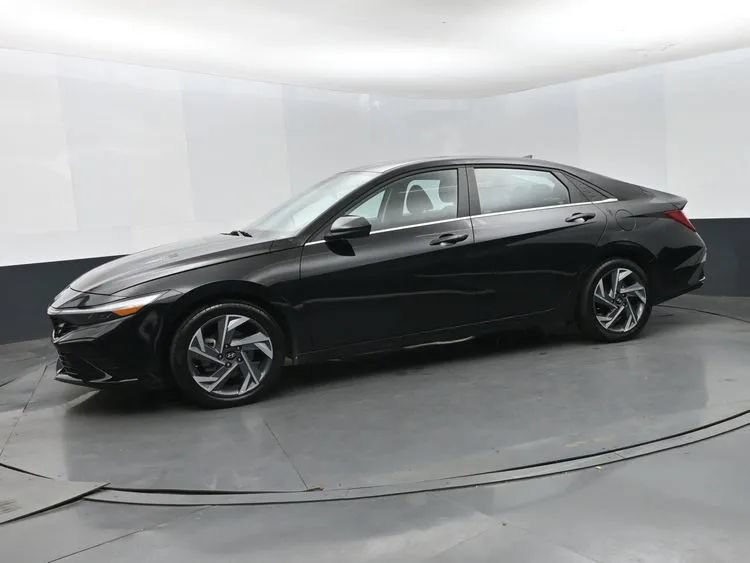 Used 2025 Hyundai Elantra SEL FWD image 5