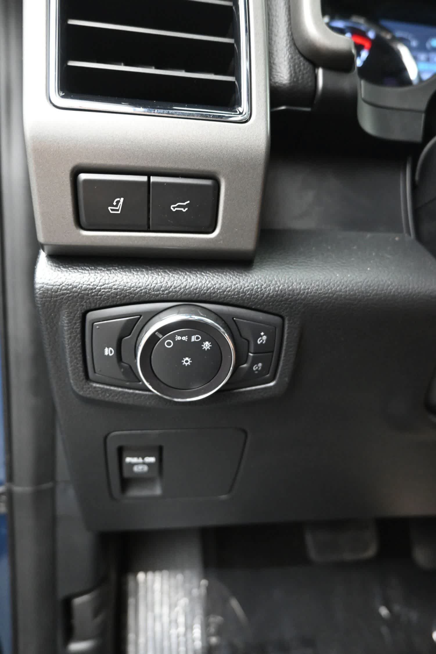 Used 2020 Ford Expedition XLT w/ Equipment Group 202A AWD/4WD image 22