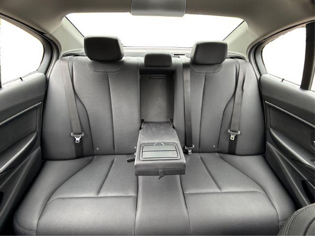 Used 2018 BMW 320i xDrive Sedan AWD/4WD image 16