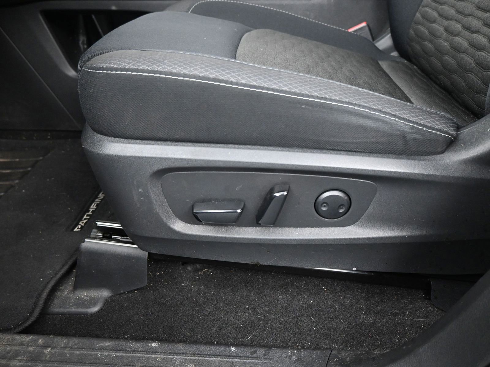 Used 2023 Nissan Pathfinder SV w/ SV Premium Package image 10