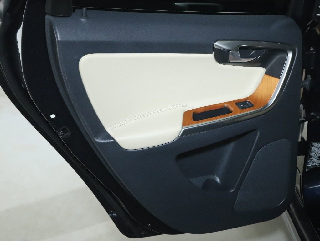 Used 2017 Volvo XC60 T6 Inscription w/ Climate Package image 13