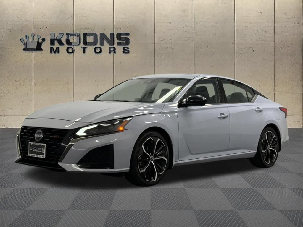 Used 2024 Nissan Altima 2.5 SR w/ SR Premium Package FWD image 1